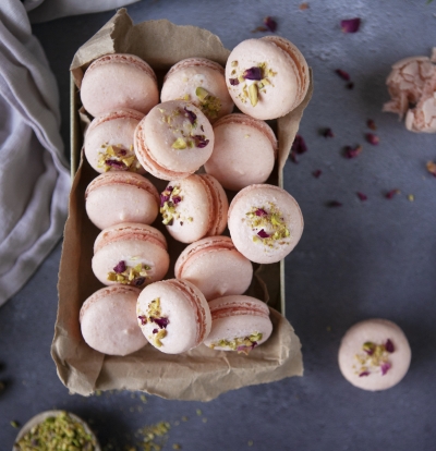 Rose and pistachio macarons